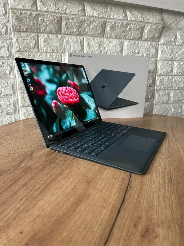 Ультрабук Б-клас Microsoft Surface Laptop 2 / 13.5" (2256x1504) IPS Touch / Intel Core i5-8250U (4 (8) ядра по 1.6 - 3.4 GHz) / 8 GB DDR3 / 256 GB SSD M.2 / Intel UHD Graphics 620 / WebCam / HDMI б/в - зображення 4