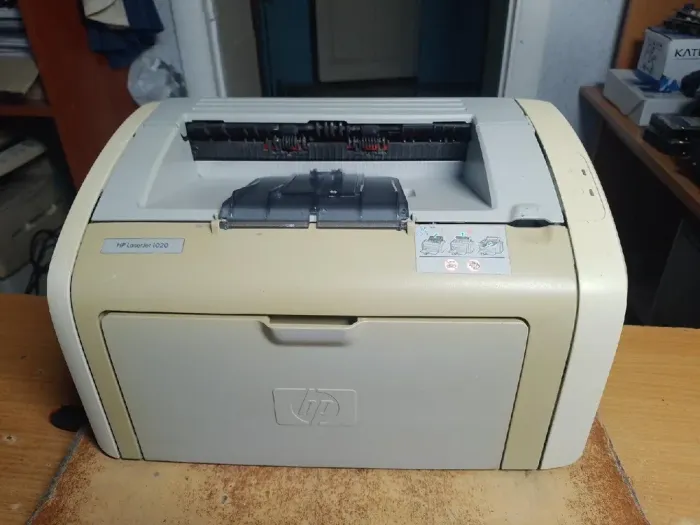Принтер Б-клас HP LaserJet 1020 / Лазерний монохромний друк / 600x600 dpi / A4 / 14 стор/хв / USB 2.0 б/в - зображення 2
