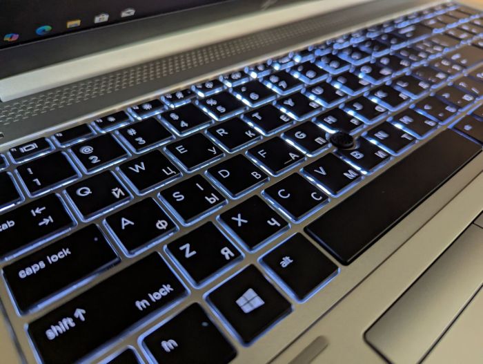 Ультрабук HP EliteBook 850 G5 / 15.6" (1920x1080) IPS / Intel Core i5-8250U (4 (8) ядра по 1.6 - 3.4 GHz) / 16 GB DDR4 / 512 GB SSD / AMD Radeon RX 540, 2 GB GDDR5, 128-bit / WebCam / TouchID / Windows 10 б/в - зображення 6