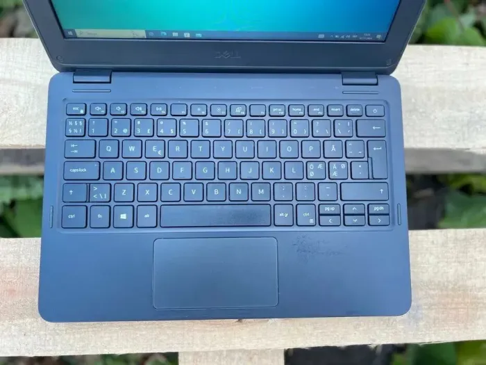 Нетбук Dell Latitude 3120 / 11.6" (1366x768) TN / Intel Pentium Silver N6000 (4 ядра по 1.1 - 3.3 GHz) / 8 GB DDR4 / 128 GB SSD M.2 / Intel UHD Graphics / WebCam / Windows 10 Pro б/в - зображення 2