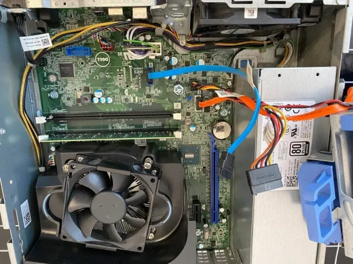 Комп'ютер Dell OptiPlex 3040 SFF / Intel Core i5-6500 (4 ядра по 3.2 - 3.6 GHz) / 8 GB DDR3 / 240 GB SSD / Intel HD Graphics 530 / DVD-RW / DisplayPort / HDMI б/в - зображення 6