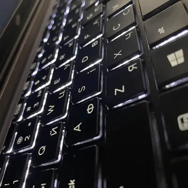 Ноутбук HP ProBook 650 G2 / 15.6" (1920x1080) TN / Intel Core i5-6200U (2 (4) ядра по 2.3 - 2.8 GHz) / 16 GB DDR4 / 250 GB SSD / Intel HD Graphics 520 / WebCam / Fingerprint б/в - зображення 6