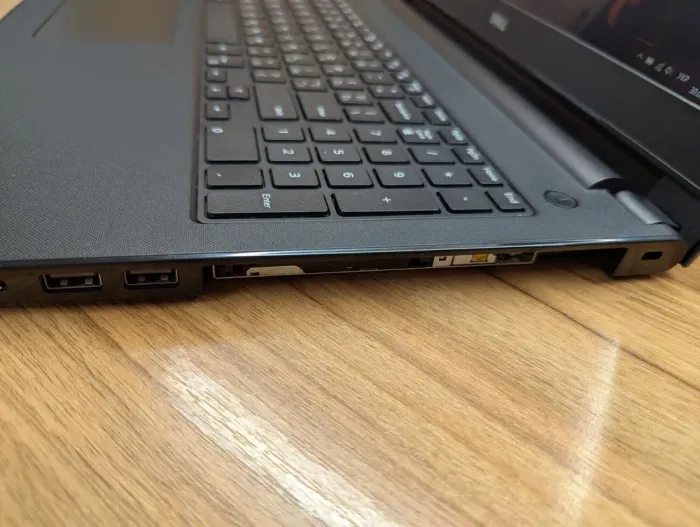 Ноутбук Б-клас Dell Inspiron 3558 / 15.6" (1366x768) TN / Intel Core i3-5015U (2 (4) ядра по 2.1 GHz) / 8 GB DDR3 / 240 GB SSD / Intel HD Graphics 5500 / WebCam / Windows 10 б/в - зображення 3