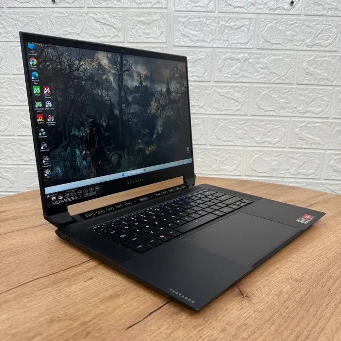Ігровий ноутбук Corsair Voyager A1600 / 16" (2560x1600) IPS / AMD Ryzen 9 6900HS (8 (16) ядер по 3.3 - 4.9 GHz) / 16 GB DDR5 / 2000 GB SSD / AMD Radeon RX 6800M, 12 GB GDDR6, 192-bit / WebCam б/в - зображення 4