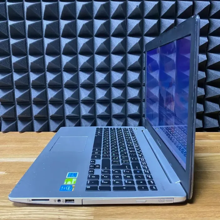 Ноутбук Б-клас Asus R553L / 15.6" (1366x768) TN / Intel Core i5-4200U (2 (4) ядра по 1.6 - 2.6 GHz) / 8 GB DDR3 / 256 GB SSD / nVidia GeForce GT 740M, 2 GB GDDR3, 64-bit / WebCam / DVD-ROM б/в - зображення 6