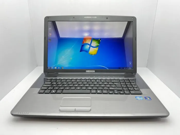 Ноутбук Medion Akoya E7220 / 17.3" (1600x900) TN / Intel Core i3-2310M (2 (4) ядра по 2.1 GHz) / 4 GB DDR3 / 1000 GB HDD / Intel HD Graphics 3000 / WebCam / USB 3.0 б/в - зображення 2