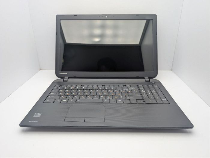 Ноутбук Toshiba Satellite C55D-B / 15.6" (1366x768) TN / AMD A6-6310 (4 ядра по 1.8 - 2.4 GHz) / 8 GB DDR3 / 120 GB SSD / AMD Radeon R4 Graphics / WebCam б/в - зображення 3