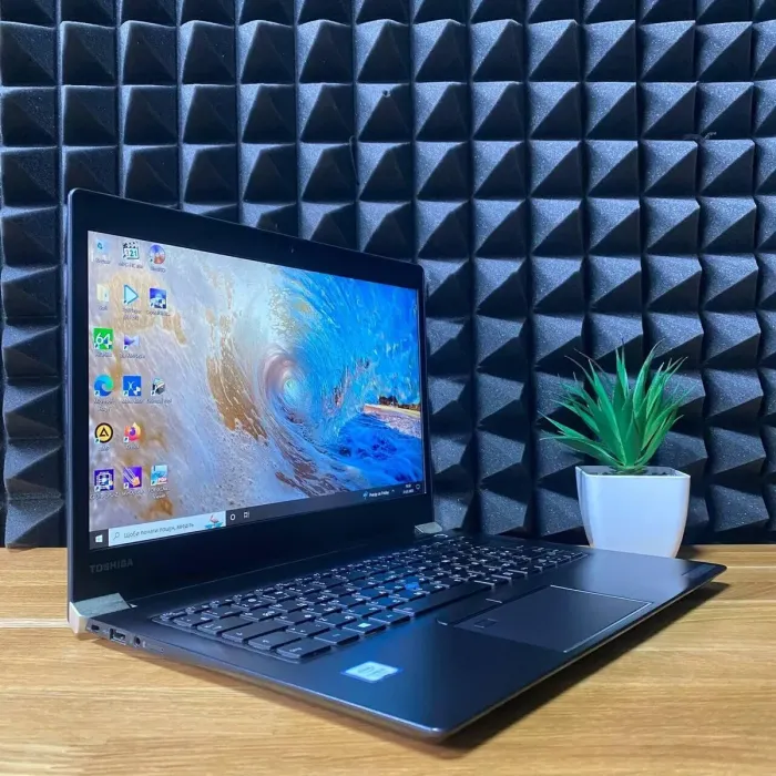 Ноутбук Toshiba Portege x30-d-162 / 13.3" (1920x1080) TN / Intel Core i5-7200U (2 (4) ядра по 2.5 - 3.1 GHz) / 16 GB DDR4 / 256 GB SSD / Intel HD Graphics 620 / WebCam б/в - зображення 3