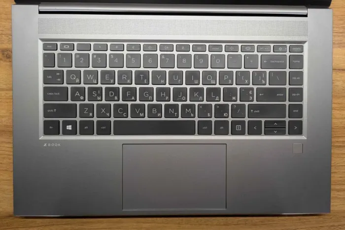 Мобільна робоча станція HP zBook Studio G7 / 15.6" (1920x1080) IPS / Intel Core i9-10885H (8 (16) ядер по 2.4 - 5.3 GHz) / 32 GB DDR4 / 1000 GB SSD / nVidia Quadro RTX 3000, 6 GB GDDR6, 192-bit / WebCam / TouchID / Windows 10 б/в - зображення 3