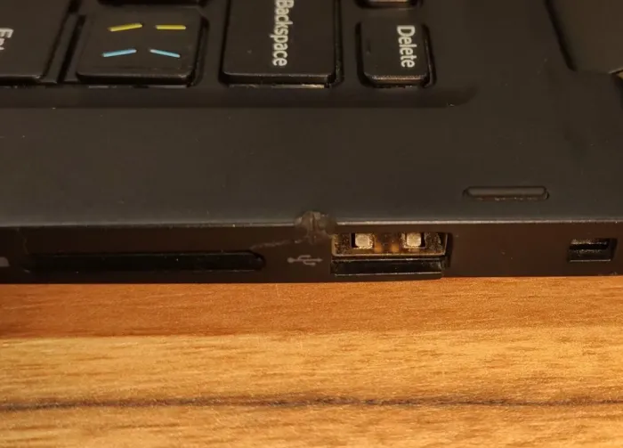 Ноутбук-трансформер Б-клас Dell Latitude 3390 / 13.3" (1920x1080) IPS Touch / Intel Core i5-8250U (4 (8) ядра по 1.6 - 3.4 GHz) / 16 GB DDR4 / 480 GB SSD / Intel UHD Graphics 620 / WebCam / Windows 10 б/в - зображення 3