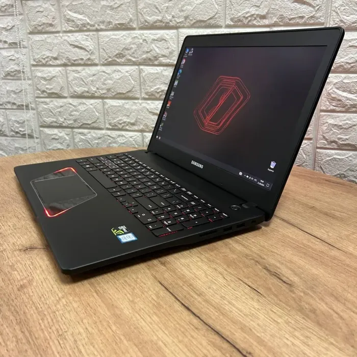 Ігровий ноутбук Б-клас Samsung NP8500GM-X0BCN / 15.6" (1920x1080) IPS / Intel Core i7-7700HQ (4 (8) ядра по 2.8 - 3.8 GHz) / 8 GB DDR4 / 1000 GB SSD / nVidia GeForce GTX 1050, 2 GB GDDR5, 128-bit / WebCam б/в - зображення 5