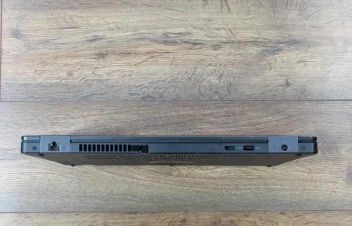 Ультрабук Б-клас Dell Latitude 5590 / 15.6" (1920x1080) TN / Intel Core i5-8350U (4 (8) ядра по 1.7 - 3.6 GHz) / 8 GB DDR4 / 128 GB SSD / Intel UHD Graphics 620 / WebCam / Win 11 б/в - зображення 6