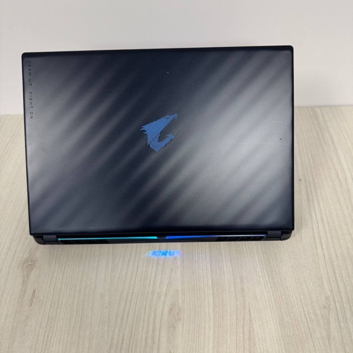 Ігровий ноутбук Б-клас Gigabyte Aorus Master 16 BZH / 16" (2560x1600) IPS / Intel Core Ultra 9 275HX (24 ядра по 2.1 - 5.4 GHz) / 32 GB DDR5 / 2000 GB SSD NVMe / nVidia GeForce RTX 5090, 24 GB GDDR7, 256-bit / WebCam б/в - зображення 3