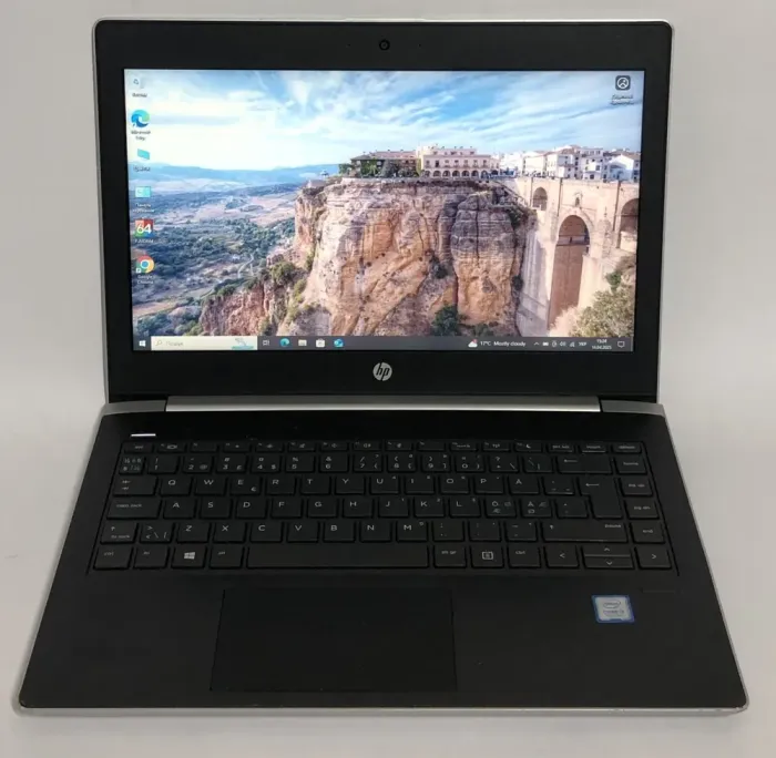 Ультрабук Б-клас HP ProBook 430 G5 / 13.3" (1366x768) TN / Intel Core i3-7100U (2 (4) ядра по 2.4 GHz) / 8 GB DDR4 / 240 GB SSD / Intel UHD Graphics 620 / WebCam / Win 10 Pro б/в - зображення 2