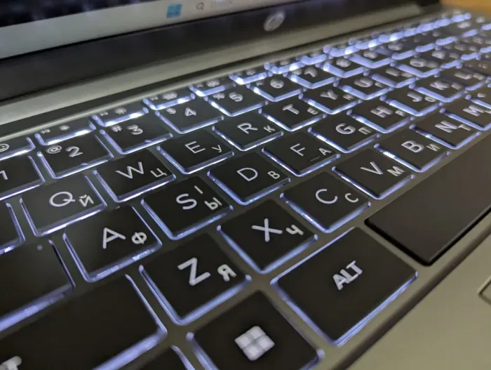 Ультрабук HP 14-ep0033cl / 14" (1920x1080) IPS / Intel Core i3-1315U (6 (8) ядер по 3.3 - 4.5 GHz) / 16 GB DDR4 / 512 GB SSD / Intel UHD Graphics / WebCam / Windows 11 б/в - зображення 6