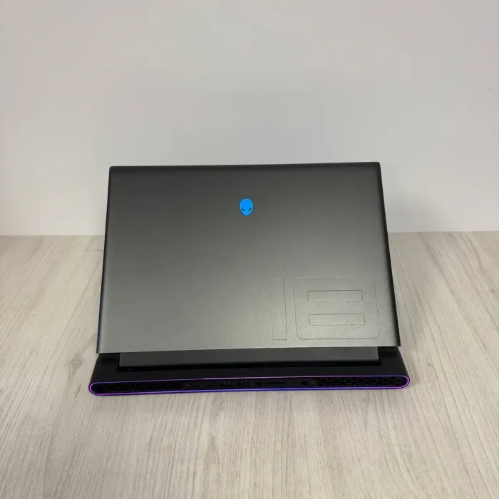 Ігровий ноутбук Dell Alienware m18 R1 / 18" (2560x1600) IPS / Intel Core i9-13900HX (24 (32) ядра по 2,2 - 5,4 ГГц) / 32 ГБ DDR5 / 1000 ГБ SSD NVMe / nVidia GeForce RTX 4080, 12 ГБ GDDR6, 192-біт / Веб-камера б/в - зображення 6