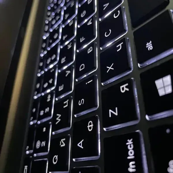 Ультрабук Б-клас HP ProBook 445 G7 / 14" (1920x1080) IPS / AMD Ryzen 5 4500U (6 ядер по 2.3 - 4.0 GHz) / 16 GB DDR4 / 256 GB SSD / AMD Radeon RX Vega 6 Graphics / WebCam / TouchID б/в - зображення 4