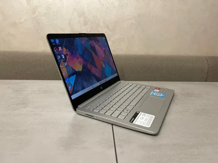 Ноутбук HP Pavilion 14-fq0051nr / 14" (1366x768) TN / AMD Athlon Silver 3050U (2 (4) ядра по 2.2 - 3.2 GHz) / 8 GB DDR4 / 128 GB SSD / AMD Radeon Vega 3 Graphics / WebCam б/в - зображення 4