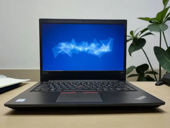 Ультрабук Lenovo ThinkPad E490 / 14" (1366х768) TN / Intel Core i3-8145U (2 (4) ядра по 2.1 - 3.9 GHz) / 8 GB DDR4 / 256 GB SSD / Intel UHD Graphics 620 / WebCam б/в - зображення 2