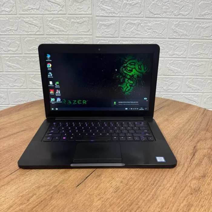 Ігровий ноутбук Б-клас Razer Blade 14 RZ09-0195 / 14" (1920x1080) IPS / Intel Core i7-7700HQ (4 (8) ядра по 2.8 - 3.8 GHz) / 16 GB DDR4 / 256 GB SSD NVMe / nVidia GeForce GTX 1060, 6 GB GDDR5, 192-bit / WebCam б/в - зображення 2
