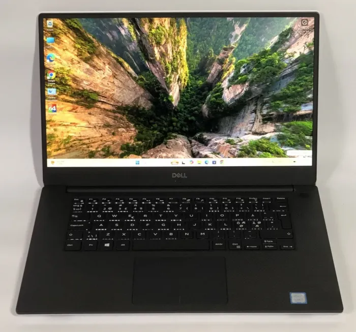 Ігровий ультрабук Б-класу Dell XPS 15 9570 / 15.6" (1920x1080) IPS / Intel Core i7-8750H (6 (12) ядра по 2.2 - 4.1 GHz) / 16 GB DDR4 / 512 GB SSD / nVidia GeForce GTX 1050 Ti Max-Q, 4 GB GDDR5, 128-bit / WebCam / Win 11 Pro б/в - зображення 2