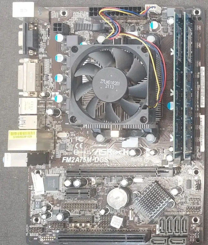 Комплект: Материнська плата ASRock FM2A75M-DGS / AMD A4-4000 (2 ядра по 3.0 - 3.2 GHz) / FM2 / 16 GB DDR3 / AMD Radeon HD 7480D + Кулер б/в - зображення 2