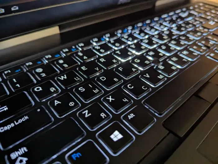 Мобільна робоча станція Dell Precision 7710 / 17,3" (1920x1080) IPS / Intel Core i7-6920HQ (4 (8) 2.9 - 3.8 GHz) / 32 GB DDR4 / 256 GB SSD + 640 GB HDD / nVidia Quadro M3000M, 4 GB GDDR5, 256-bit / WebCam / Windows 10 б/в - зображення 6