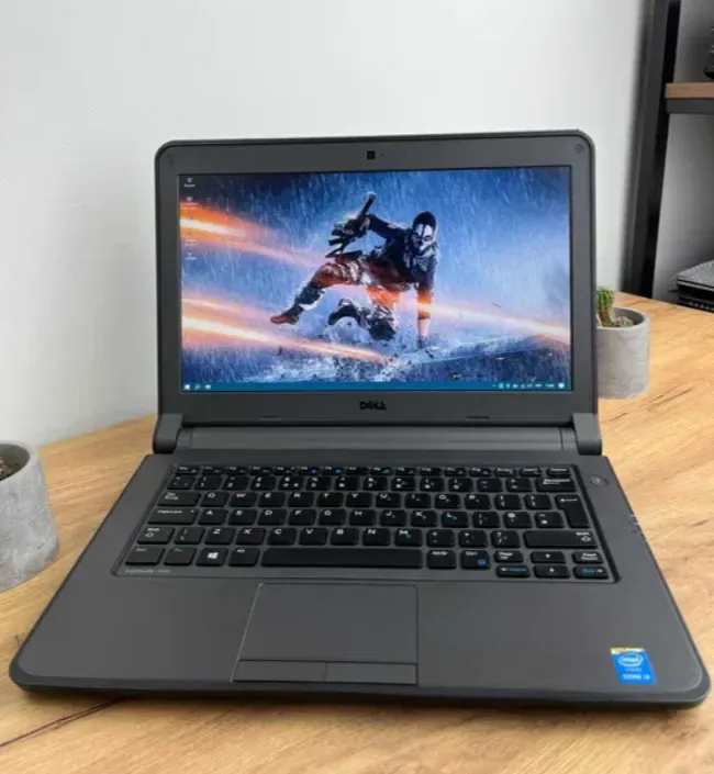 Ультрабук Dell Latitude 3350 / 13.3" TN / Intel Core i3-5005U (2(4) ядра по 2 GHz) / 8GB DDR3 / 128GB SSD / HD Graphics 5500 / WebCam / Win 10 PRO Lic б/в - зображення 3