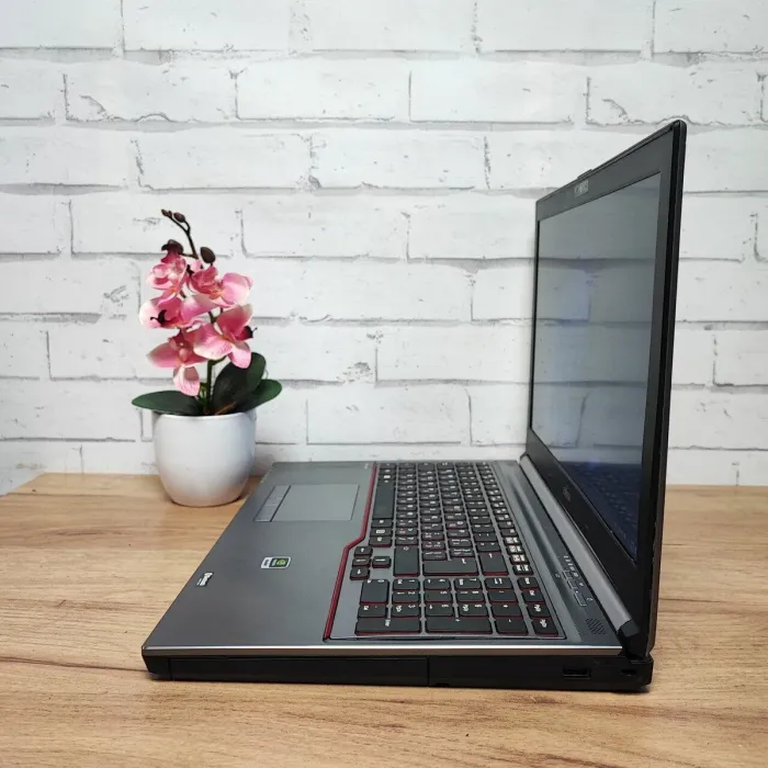 Мобільна робоча станція Fujitsu Celsius H730 / 15.6" (1920x1080) TN / Intel Core i7-4610M (2 (4) ядра по 3.0 - 3.7 GHz) / 8 GB DDR3 / 128 GB SSD / nVidia Quadro K510M, 1 GB GDDR5, 64-bit / WebCam б/в - зображення 6