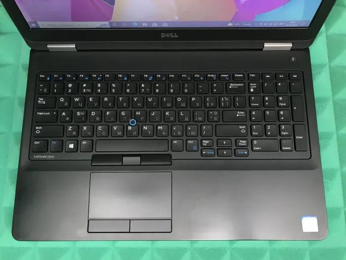 Ноутбук Б-клас Dell Latitude E5570 / 15.6" TN / Core i5-6440HQ (4 ядра по 2.6-3.5GHz) / 8GB DDR4 / 256GB SSD / HD Graphics 530 / WebCam / HDMI / Win 10 б/в - зображення 4