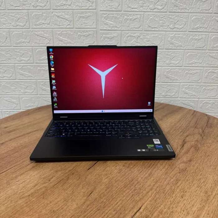 Ігровий ноутбук Б-клас Lenovo Legion Pro 5 16IRX8 / 16" (2560x1600) IPS / Intel Core i7-13700HX (16 (24) ядра по 3.7 - 5.0 GHz) / 32 GB DDR5 / 1000 GB SSD NVMe / nVidia GeForce RTX 4070, 8 GB GDDR6, 128-bit / WebCam б/в - зображення 2