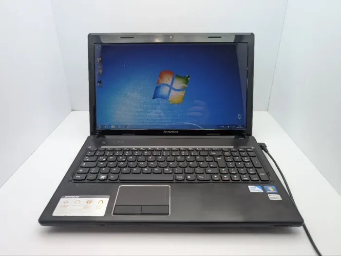 Ноутбук Lenovo G570 / 15.6" (1366x768) TN / Intel Core i3-2350M (2 (4) ядра по 2.3 GHz) / 8 GB DDR3 / 320 GB HDD / Intel HD Graphics 3000 / WebCam / DVD-ROM б/в - зображення 2