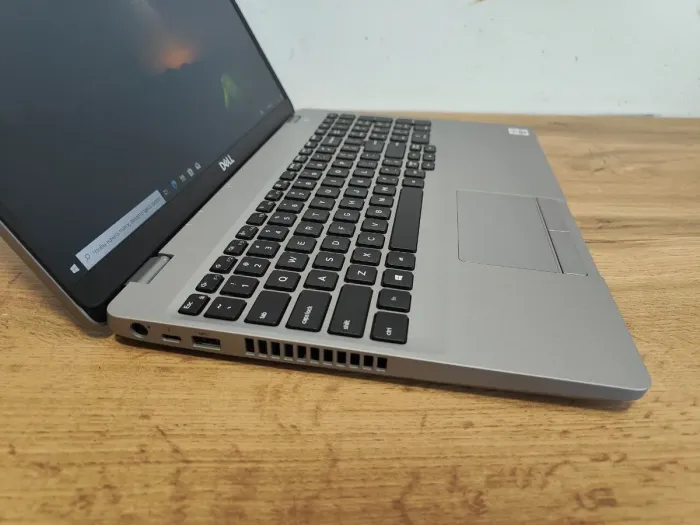 Ультрабук Б-клас Dell Precision 3551 / 15.6" (1920x1080) IPS / Intel Core i5-10400H (4 (8) ядра по 2.6 - 4.6 GHz) / 16 GB DDR4 / 256 GB SSD / Intel UHD Graphics / WebCam / Windows 10 Pro б/в - зображення 5