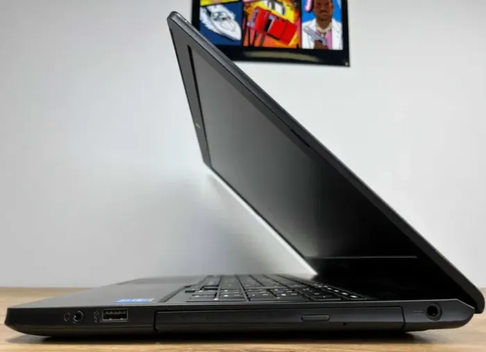 Ноутбук Fujitsu LifeBook A555 / 15.6" TN / Core i3-5005U (2(4) ядра по 2 GHz) / 8GB DDR3 / 500GB HDD / HD Graphics 5500 / WebCam / Win 10 PRO Lic б/в - зображення 7