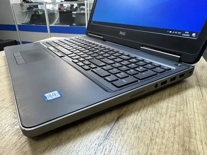 Мобільна робоча станція Dell Precision 7520 / 15.6" (1920x1080) TN / Intel Core i7-7700HQ (4 (8) ядра по 2.8 - 3.8 GHz) / 8 GB DDR4 / 256 GB SSD / AMD Radeon Pro WX 4130, 2 GB GDDR5, 128-bit / WebCam / HDMI б/в - зображення 5