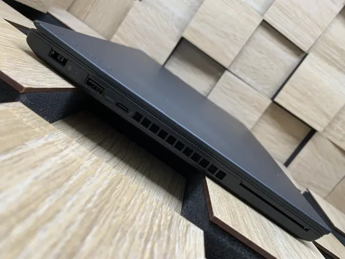 Ноутбук Б-клас Lenovo ThinkPad T470 / 14" (1920x1080) IPS / Intel Core i5-7200U (2 (4) ядра по 2.5 - 3.1 GHz) / 8 GB DDR4 / 256 GB SSD / Intel HD Graphics 620 / WebCam б/в - зображення 5