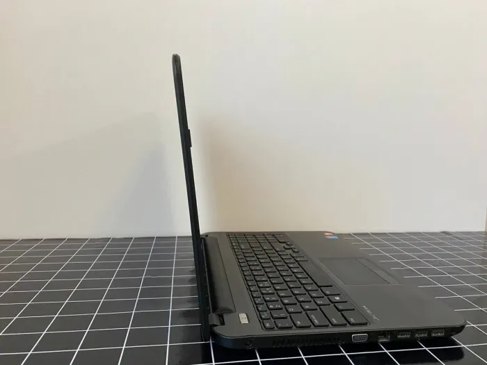 Ноутбук Б-клас Dell Latitude 3540 / 15.6" (1366x768) TN / Intel Core i3-4030U (2 (4) ядра по 1.9 GHz) / 8 GB DDR3 / 120 GB SSD / Intel HD Graphics 4400 / WebCam б/в - зображення 6