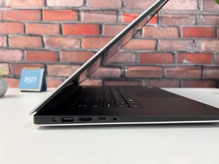 Мобільна робоча станція Dell Precision 5520 / 15.6" (1920x1080) IPS / Intel Core i7-7820HQ (4 (8) ядра по 2.9 - 3.9 GHz) / 32 GB DDR4 / 512 GB SSD / nVidia Quadro M1200, 4 GB GDDR5, 128-bit / WebCam б/в - зображення 5