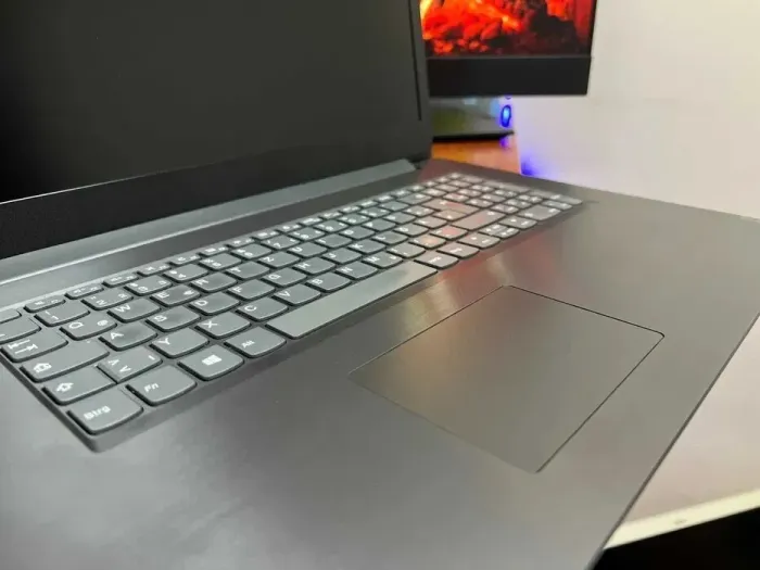 Ноутбук Lenovo V340-17IWL / 17.3" (1920x1080) IPS / Intel Core i5-8265U (4 (8) ядра по 1.6 - 3.9 GHz) / 8 GB DDR4 / 256 GB SSD M.2 / Intel UHD Graphics / WebCam / Windows 10 б/в - зображення 3