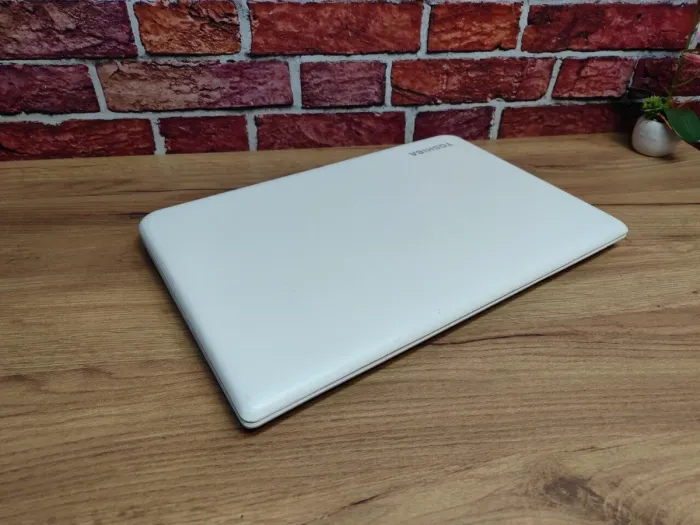 Ноутбук Б-клас Toshiba Satellite C70 / 17.3" (1600x900) TN / Intel Core i3-4005U (2 (4) ядра по 1.7 GHz) / 8 GB DDR3 / 256 GB SSD / Intel HD Graphics 4400 / WebCam б/в - зображення 3