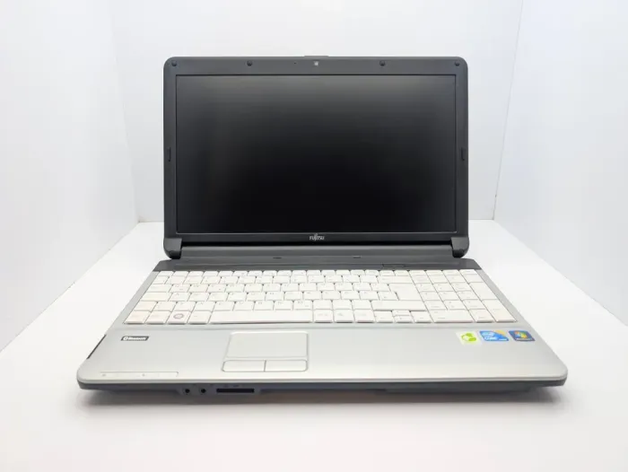 Ноутбук Fujitsu LifeBook A530 / 15.6" (1366x768) TN / Intel Core i3-350M (2 (4) ядра по 2.26 GHz) / 6 GB DDR3 / 1000 GB HDD / Intel HD Graphics / WebCam б/в - зображення 2
