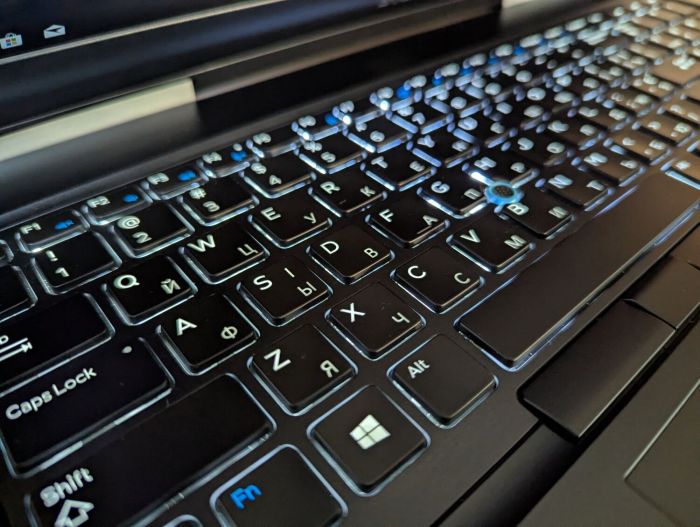 Мобільна робоча станція Dell Precision 7720 / 17.3" (1920x1080) IPS / Intel Core i7-7820HQ (4 (8) ядра по 2.9 - 3.9 GHz) / 32 GB DDR4 / 480 GB SSD / nVidia Quadro P3000, 6 GB GDDR5, 192-bit / WebCam / Windows 10 б/в - зображення 6