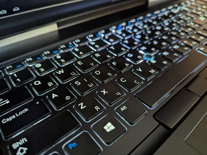 Мобільна робоча станція Dell Precision 7720 / 17.3" (1920x1080) IPS / Intel Core i7-7820HQ (4 (8) ядра по 2.9 - 3.9 GHz) / 32 GB DDR4 / 480 GB SSD / nVidia Quadro P3000, 6 GB GDDR5, 192-bit / WebCam / Windows 10 б/в - зображення 6