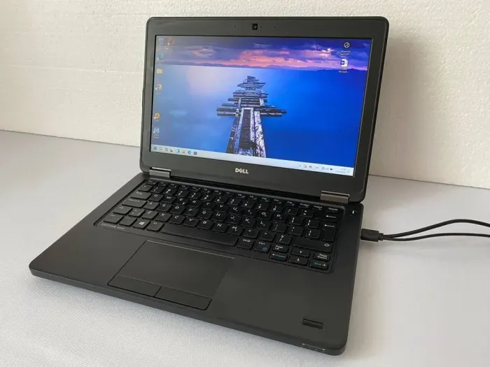 Нетбук Б-клас Dell Latitude E5250 / 12.5" (1366x768) TN / Intel Core i5-5300U (2 (4) ядра по 2.3 - 2.9 GHz) / 8 GB DDR3 / 240 GB SSD / Intel HD Graphics 5500 / WebCam / HDMI б/в - зображення 2