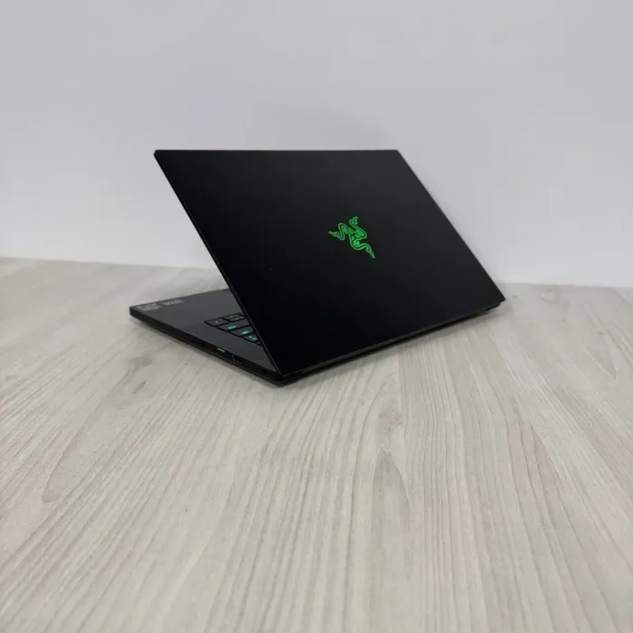 Ігровий ноутбук Razer Blade 14 RZ09-0427 / 14" (2560x1440) IPS / AMD Ryzen 9 6900HX (8 (16) ядер по 3.3 - 4.9 GHz) / 16 GB DDR5 / 1000 GB SSD NVMe / nVidia GeForce RTX 3070 Ti, 8 GB GDDR6, 256-bit / WebCam б/в - зображення 6