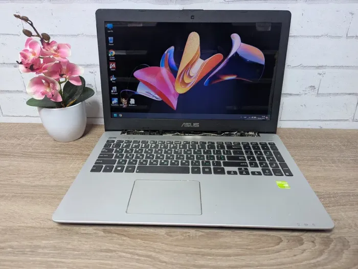 Ноутбук Б-клас Asus R553L / 15.6" (1366x768) TN / Intel Core i7-4500U (2 (4) ядра по 1.8 - 3.0 GHz) / 12 GB DDR3 / 360 GB SSD / nVidia GeForce GT 840M, 2 GB GDDR3, 64-bit / WebCam / DVD-ROM б/в - зображення 2