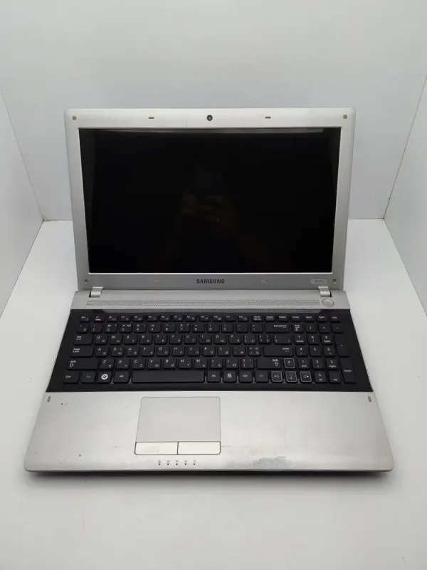 Ноутбук Samsung RV513 / 15.6" (1366x768) TN / AMD E-450 (2 ядра по 1.65 GHz) / 6 GB DDR3 / 320 GB HDD / AMD Radeon HD 6320 / WebCam б/в - зображення 2