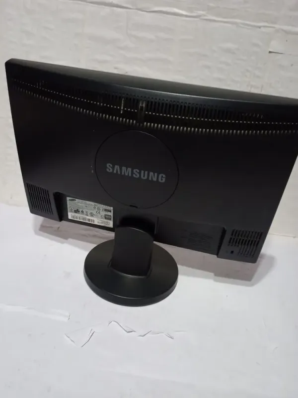 Комплект ПК: Fujitsu Esprimo E500 E85+ SFF/Intel Core i3-2100 (2(4) ядра по 3.1 GHz)/8 GB DDR3/250 GB HDD/Intel HD Graphics 2000/DVD-ROM+ Монітор 19" (1366x768) TN /1x VGA/VESA 75x75 б/в - зображення 5