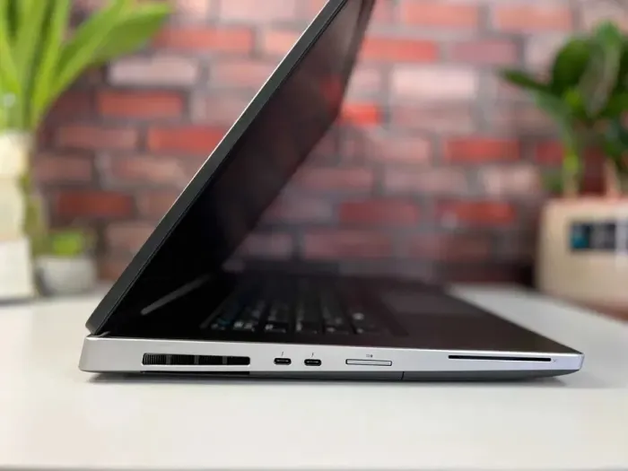 Мобільна робоча станція Dell Precision 7740 / 17.3" (1920x1080) IPS / Intel Core i9-9980HK (8 (16) ядер по 2.4 - 5.0 GHz) / 32 GB DDR4 / 1000 GB SSD M.2 / nVidia Quadro RTX 4000, 8 GB GDDR6, 256-bit / WebCam б/в - зображення 3