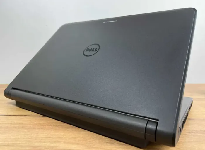 Ультрабук Dell Latitude 3350 / 13.3" TN / Intel Core i3-5005U (2(4) ядра по 2 GHz) / 8GB DDR3 / 128GB SSD / HD Graphics 5500 / WebCam / Win 10 PRO Lic б/в - зображення 4